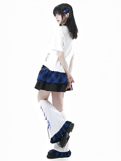 Asymmetrischer gewellter Saum, Schlitzdetails, weißer Saum, T-Shirt, blauer Quallen-Print, Anstecknadel