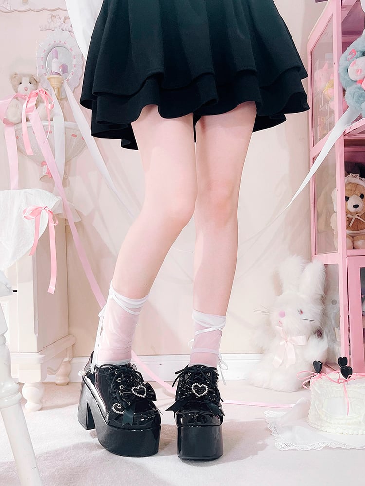 Jirai Kei – Hochglanz-Plateau-Absätze mit schwarzem Spitzenbesatz und Herzschleife und hohem Blockabsatz mit Perlenkette