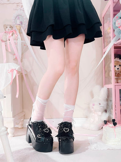 Jirai Kei – Hochglanz-Plateau-Absätze mit schwarzem Spitzenbesatz und Herzschleife und hohem Blockabsatz mit Perlenkette