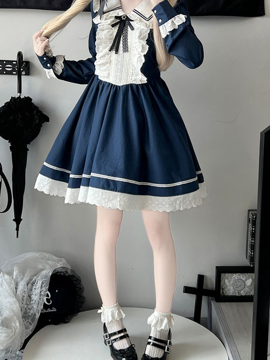 Dunkelblaues, langärmliges Kleid mit Rüschenbesatz über dem Knie