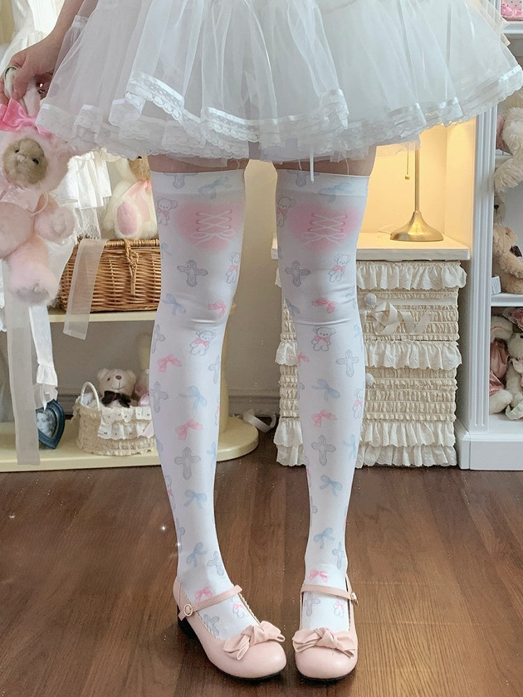 Weiße Lolita-Strümpfe mit Schleife und süßem Kreuz und Bären-Print über dem Knie