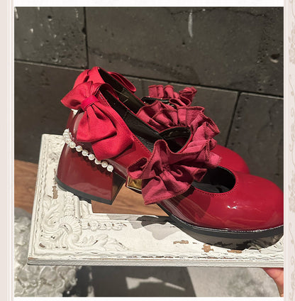 光沢のあるワインレッドのラウンドトゥ、フリルトリム、ブロックヒール、ビーズチェーン付きメリージェーン