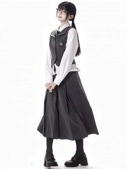 Dunkelgrauer langer Rock mit Spitzenbesatz und Kellerfalten und Schnallengürtel