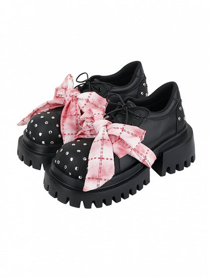 Schleifen-Akzentnieten, rot, Rock-Plaid, Punk, schwarze Plateaus, silberne Knotendetails