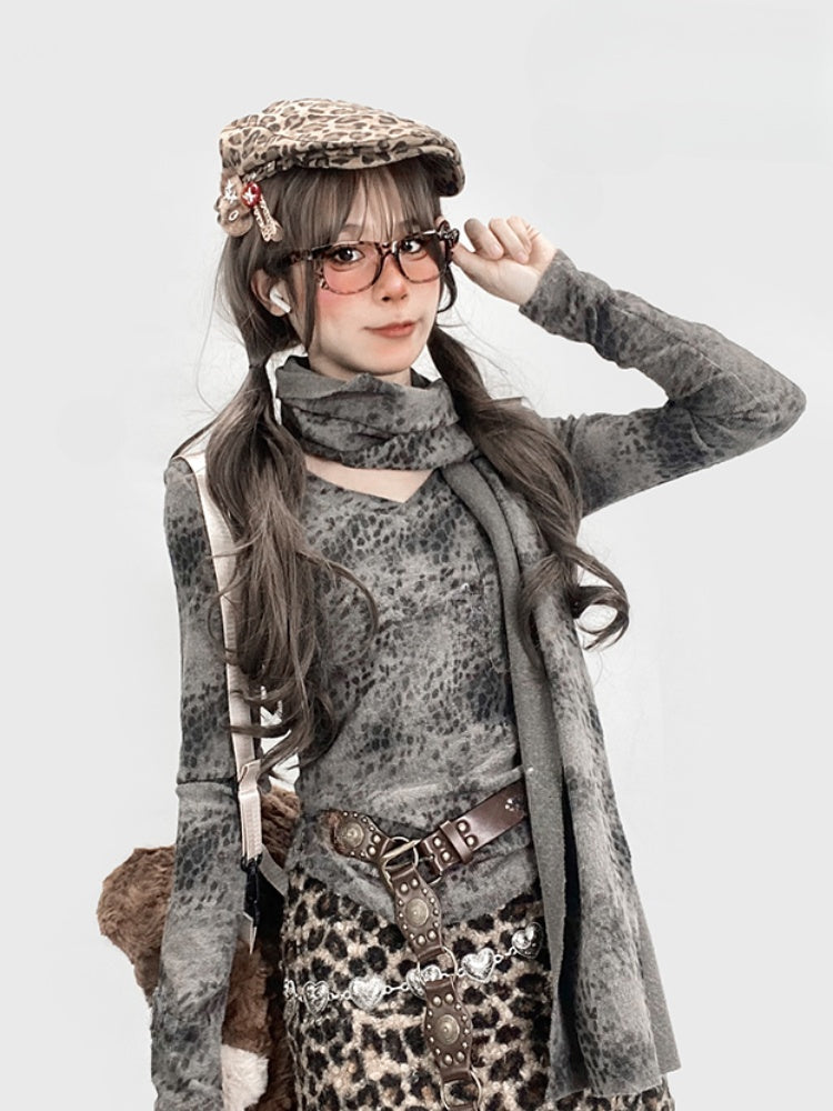 Graues Leoparden-Top mit V-Ausschnitt und Schal