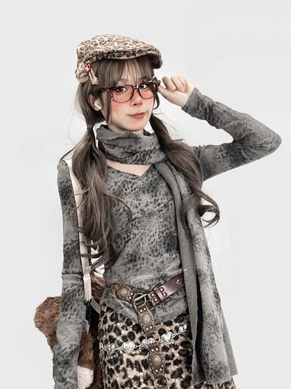 Graues Leoparden-Top mit V-Ausschnitt und Schal