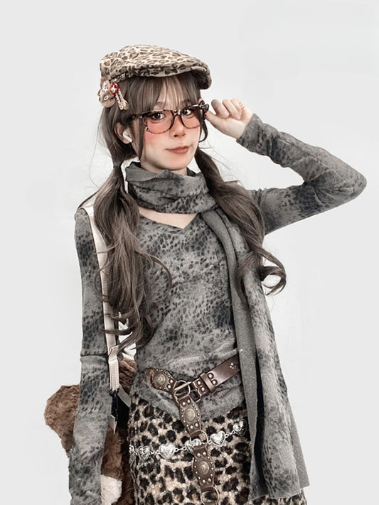 Graues Leoparden-Top mit V-Ausschnitt und Schal