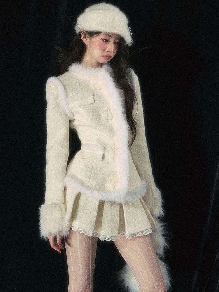 Apricotfarbene Jacquard-Wolljacke mit Blumenknopf und Plüschbesatz