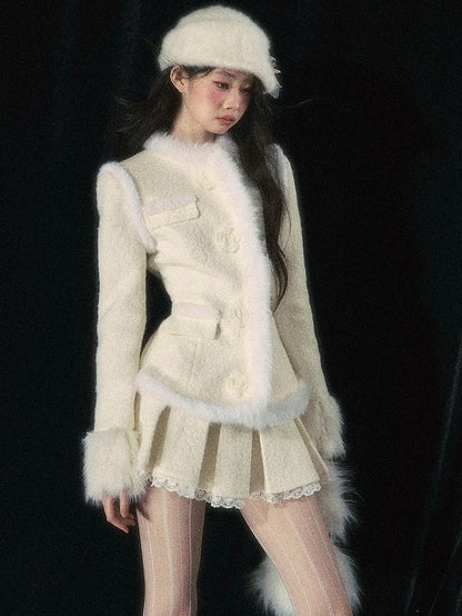 Apricotfarbene Jacquard-Wolljacke mit Blumenknopf und Plüschbesatz