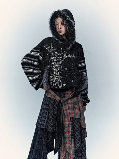 Schwarz-weißer Kapuzenpullover mit Plüschbesatz und gestreiften Ärmeln