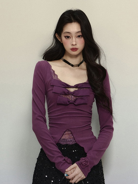 Lilafarbenes Top mit V-Ausschnitt, Strickdetails, kontrastierende Spitzenaufnäher, glamouröse Schleifen