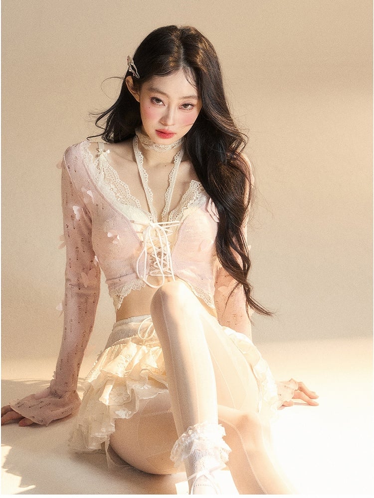 クロップド丈トップ、花柄、ピンクのベルスリーブ、バタフライ、華やか、トップに装飾レース付き