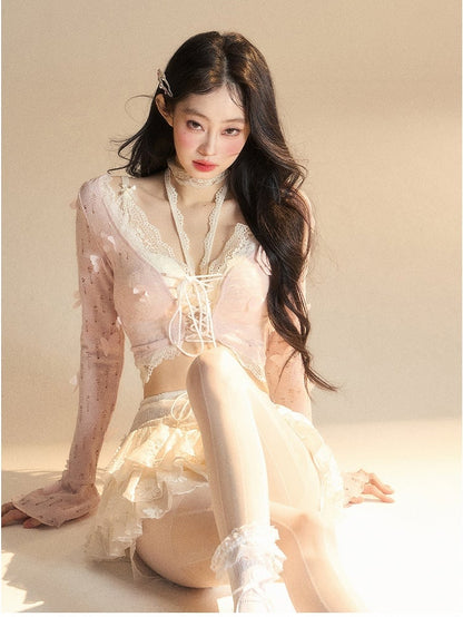 クロップド丈トップ、花柄、ピンクのベルスリーブ、バタフライ、華やか、トップに装飾レース付き