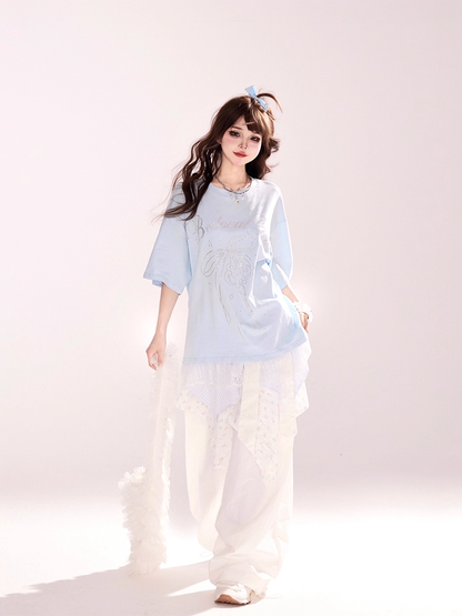 Lockeres, rundes T-Shirt mit Schleife und Strasssteinen, Spitzenbesatz und blauem Hals