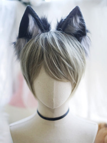 灰緑色のショートストレートウィッグ（前髪あり）