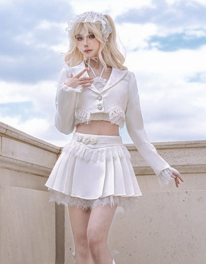 裾と袖口に白いフェアリーレースのトリム