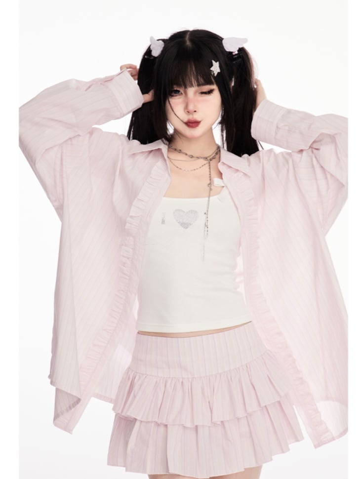 ピンクのフリルトリムのゆったりストライプシャツ