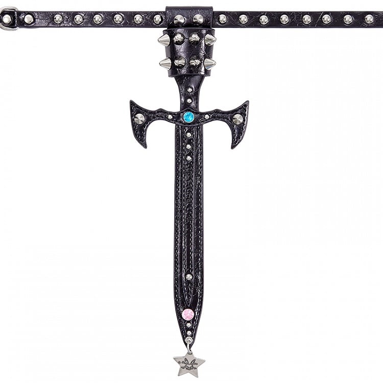 Schwarz/silberne Halskrause in Schwertform mit Nieten