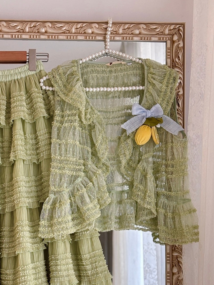 Grünes Tülltop mit Punkten und offener Knopfleiste