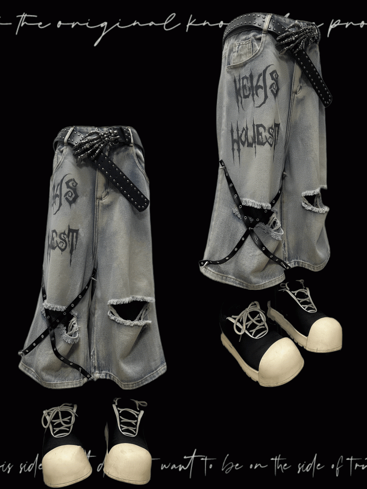 Blaue Punk-Jeans mit überkreuzten Trägern und Löchern im Distressed-Look im Y2K-Stil