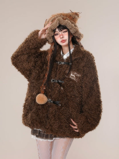 ダークブラウンのホワイトレターバックルストラップ付きテディコート