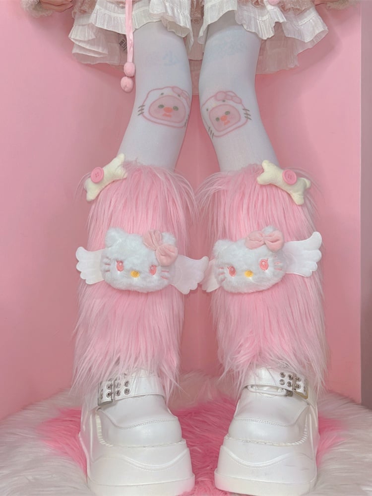 ピンクの子猫と骨のぬいぐるみで飾られた暖かいシャギーレッグウォーマー