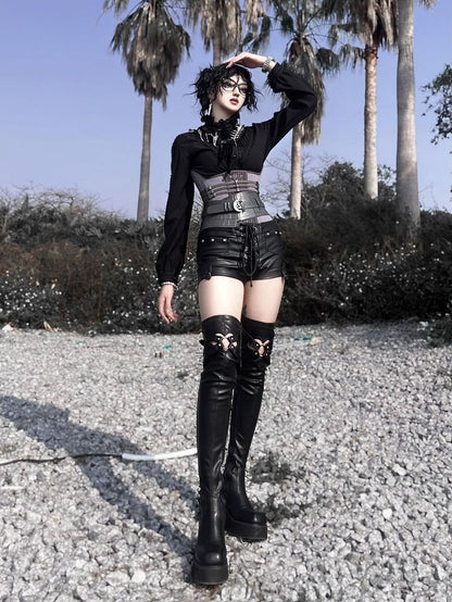 Mattschwarze Gothic Overknee-Stiefel in Herzform mit Cut-Out-Detail