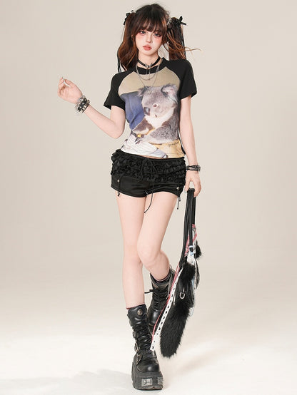 Glamorous – Shorts mit Rüschenbesatz, Schwarz/Rot, Bittersüß