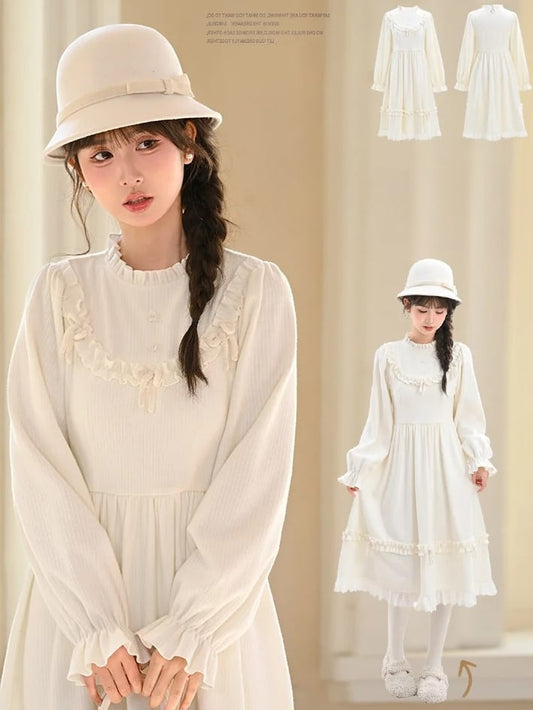 Weißes Kleid mit Schleifenakzenten, Rüschenausschnitt und langen Ärmeln