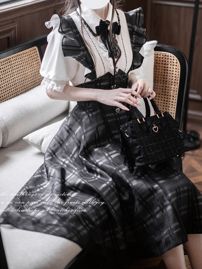 Baskisch mit Jirai-Overallkleid in Kei-Schwarz mit Karomuster, lange Taille, Version mit umgedrehten Flatterärmeln