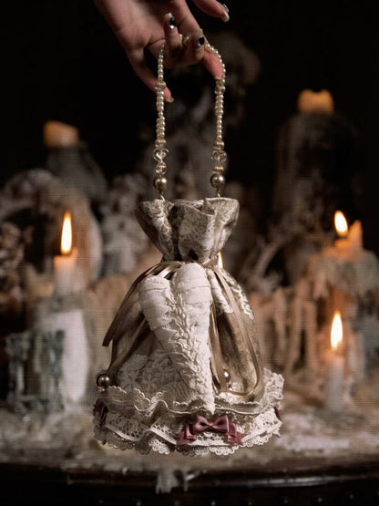 Taschennadel und Spitzen-Handschleife mit Kordelzug und Vintage-Akzenten, Herz