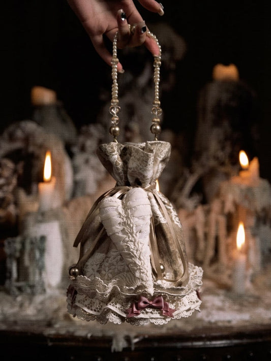 Taschennadel und Spitzen-Handschleife mit Kordelzug und Vintage-Akzenten, Herz