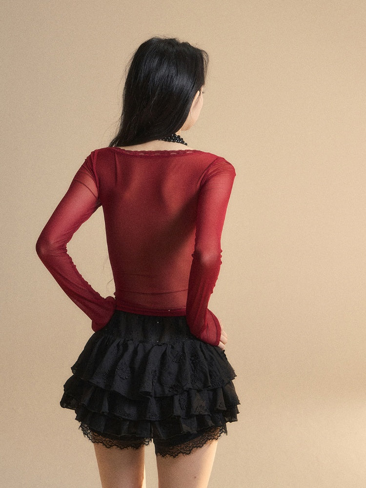 Rotes Top mit V-Ausschnitt und glamouröser Schmetterlingsstickerei mit Strassverzierung