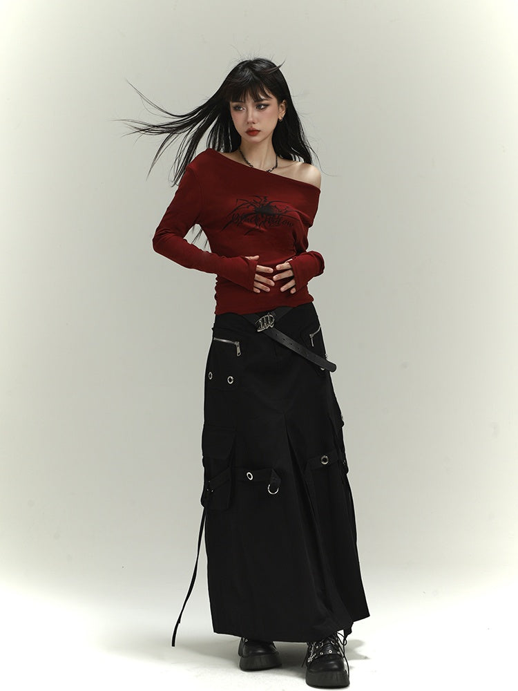 ワインレッドのアシンメトリーネックライン、スパイダープリントのグラマラススリムフィットトップス