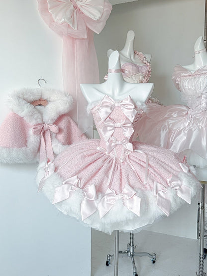 バレンタインデーのピンクのリボンが豪華なネックラインと裾のボーン入りドレス + ケープフルセット