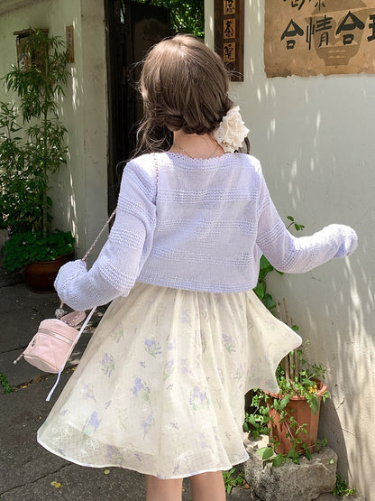 Lavendelfarbene Sommer-Strickjacke mit V-Ausschnitt und Blumenmuster