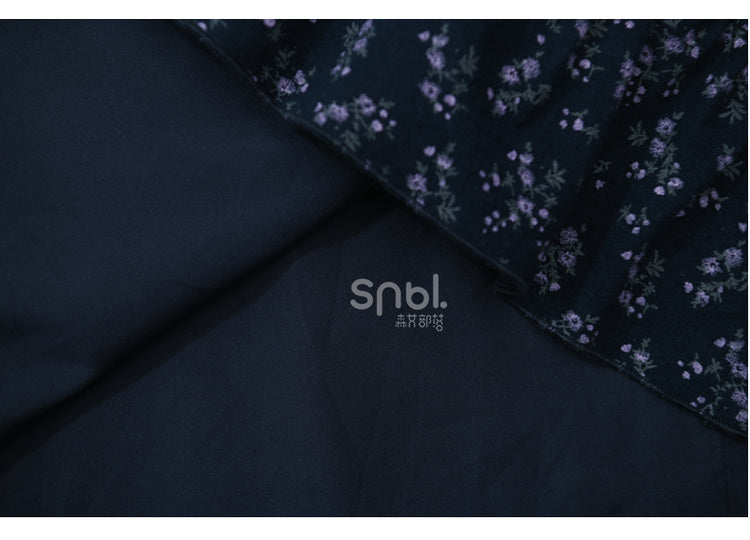 Dunkelblaues Mori Kei Blumenkleid mit Rüschenausschnitt und Blumenmuster