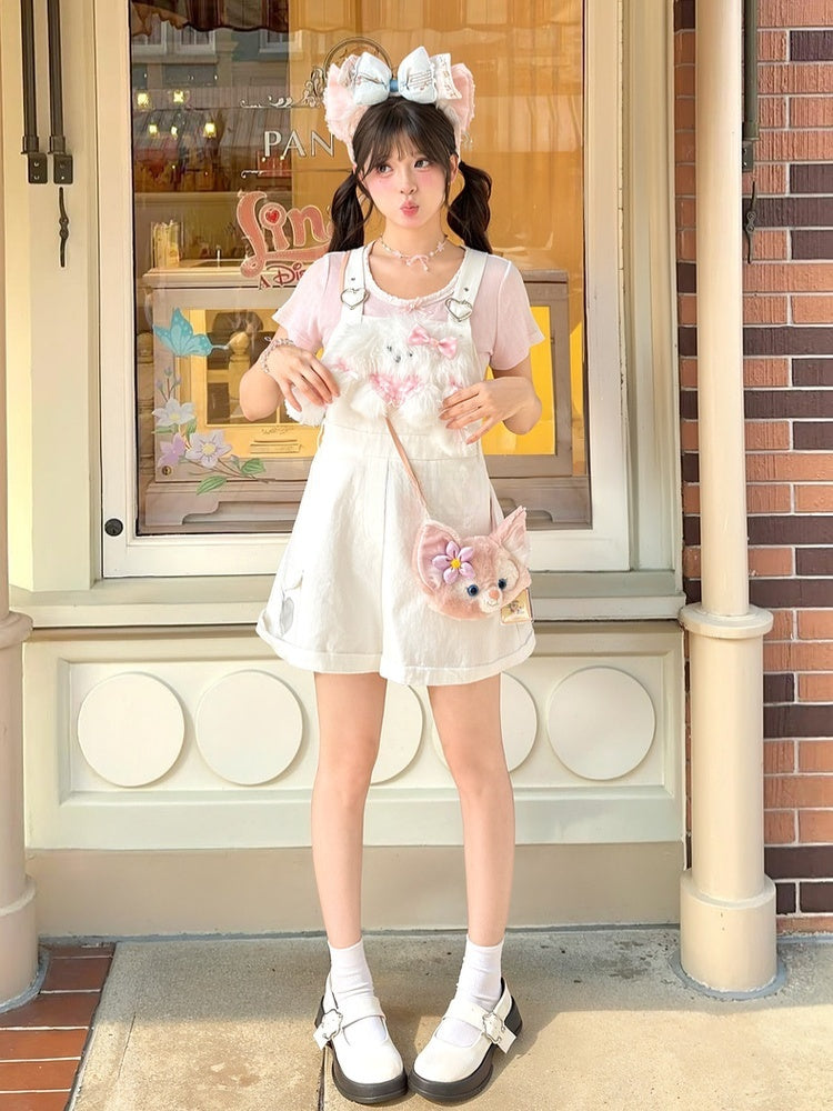 Welpe mit weißen Herzschnallen Overall Plüschtier Niedlich