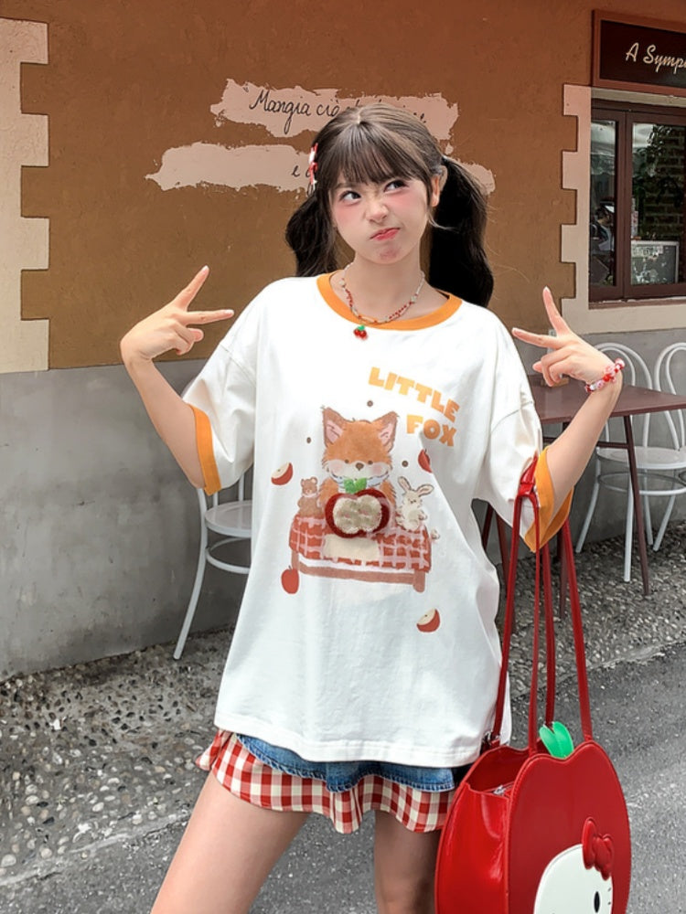 白い漫画のキツネのプリントのロングバージョンTシャツ、リンゴのブローチ付き