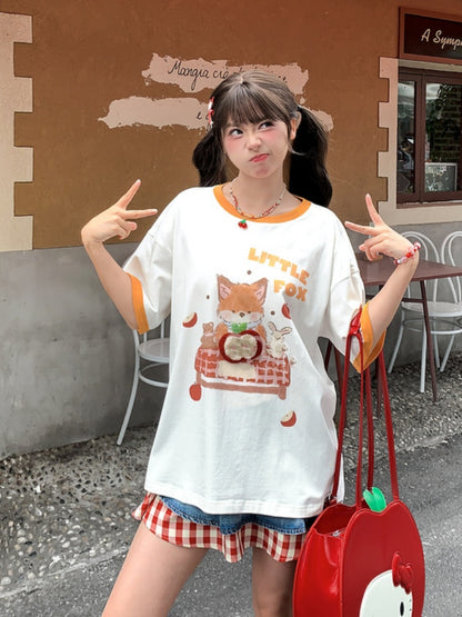 白い漫画のキツネのプリントのロングバージョンTシャツ、リンゴのブローチ付き