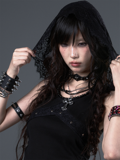 Schwarzes Tanktop mit Spitzennieten, metallischem asymmetrischem Saum und Kapuze