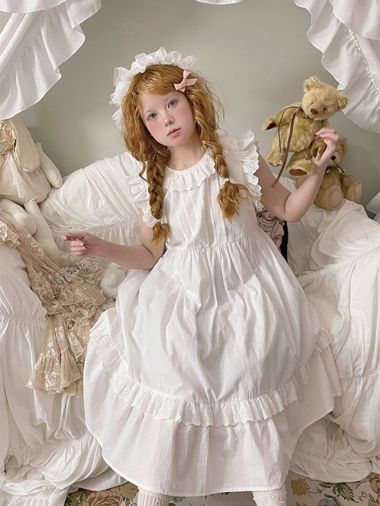 Weißes Kleid mit Ösenbesatz und Flatterärmeln
