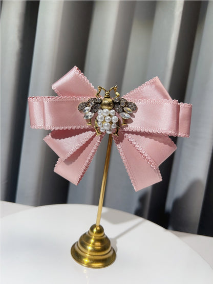 ラインストーンとビーズ付き蜂の蝶ネクタイ