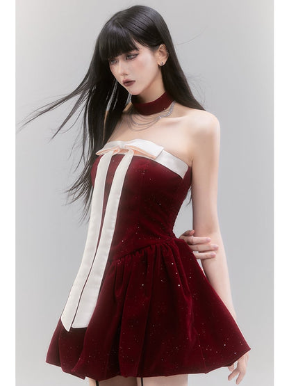 Rotes, schulterfreies Kleid mit Pailletten und großer Schleife