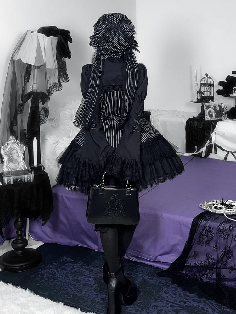 黒のストライプのリボンで飾られた二重裾のゴシックロリータジャンパースカート