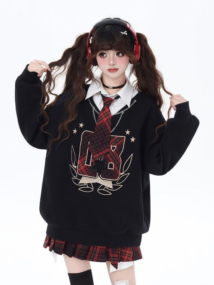 Schwarzes, adrettes, zweiteiliges, lockeres Sweatshirt mit rot karierter Krawatte