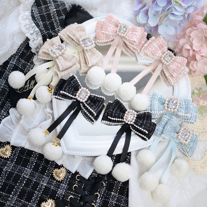 Jirai Kei Hellblaue Haarspangen aus Tweed mit Perlen und Schleife und Pompon-Details