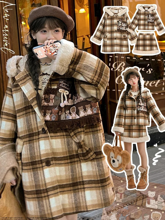 ブラウンのかわいい小さなクマのアップリケ付きチェック柄フード付きウールコート ロングバージョン