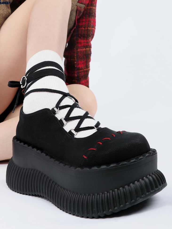 Kontrastverschluss mit Schnürnaht - Crisscross Red Janes Black Platform Mary