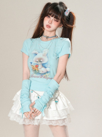 ホワイト/ブラック/ブルーの華やかなプリントスリーブのウサギと文字のTシャツ